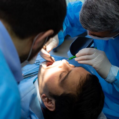 dentista-e-assistente-durante-a-cirurgia-na-clinica-odontologica