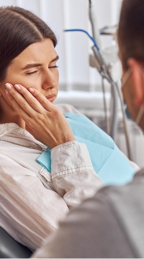 jovem-mulher-tendo-dor-de-dente-sentada-em-uma-cadeira-odontologica-na-clinica-paciente-do-sexo-feminino-com-terrivel-dor-de-dente-visitando-o-dentista